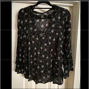 Adorable ladies black top with lace on the sleeves, size L